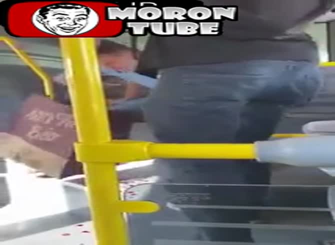 Video: A young man slams the head of a huge pain in the ass who won't put on his mask on a bus